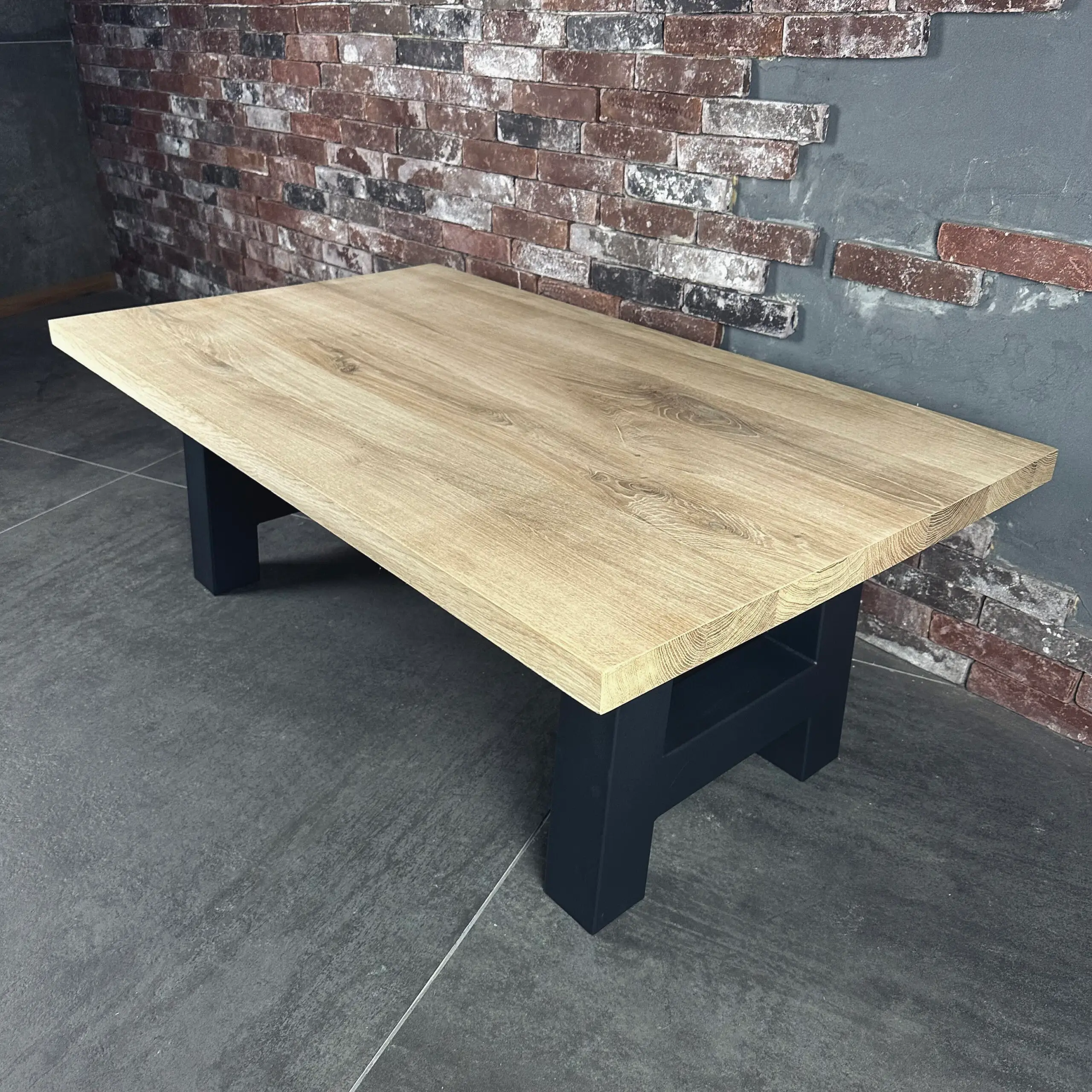 Eikenhouten salontafel met stalen A poten